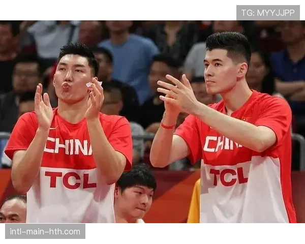 暖心一幕：小球童赛中突然不适，双方队医同时进场施救